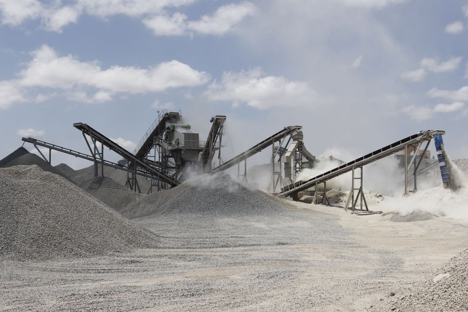 Aggregate processing machinery and conveyor belts